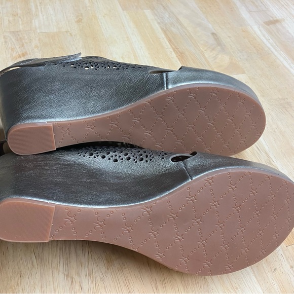 Johnston & Murphy Metallic Half-Medallion Wedge Sandals | Size 11 - Picture 6 of 13
